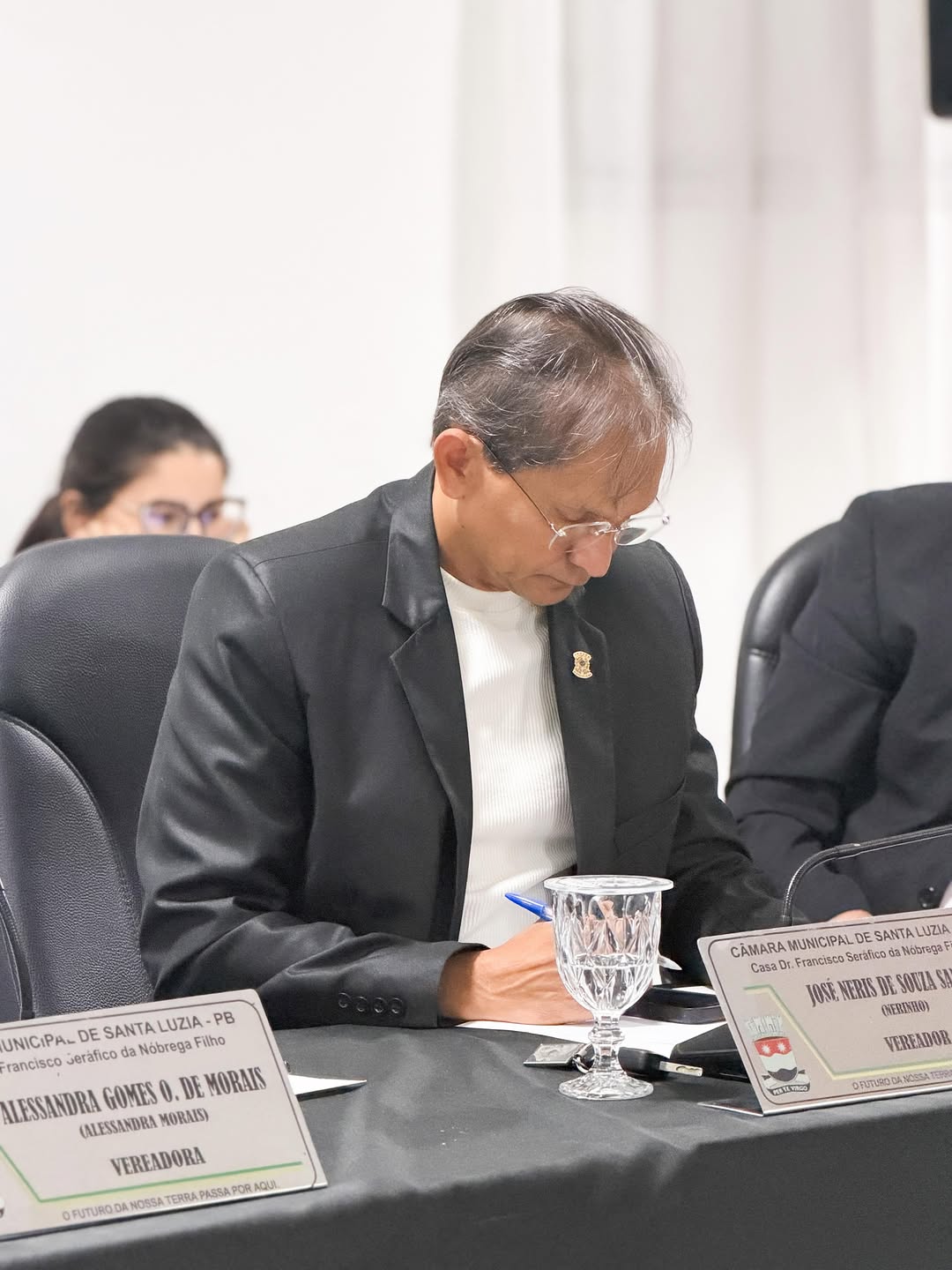 Registro da última sessão ordinária da Câmara Municipal, que reuniu vereadores das banc...