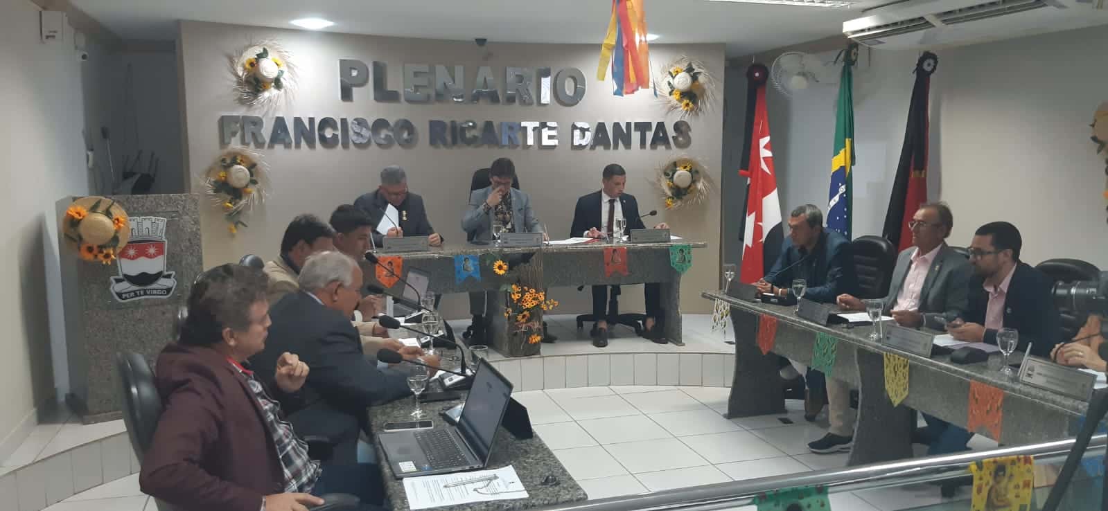 Câmara Municipal inicia debate sobre projeto de Lei que prevê a proibição de fogos de artifícios barulhentos em Santa Luzia