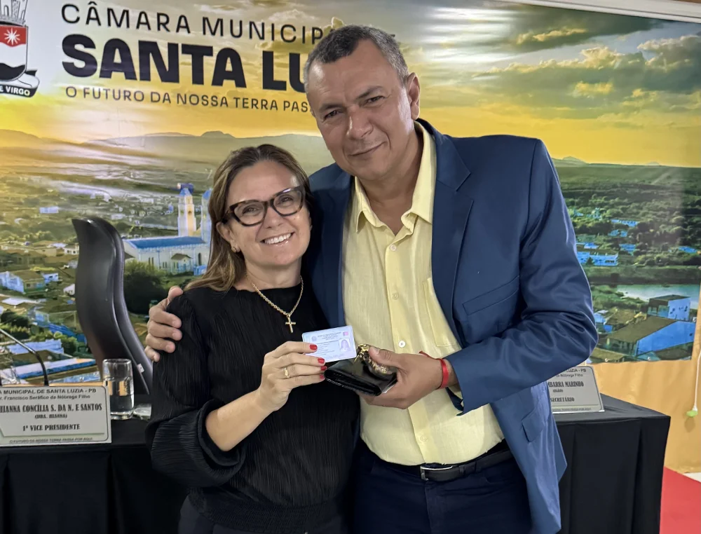 Presidente Félix Júnior entrega carteiras de identificação a vereadores e anuncia previsão de concurso público para a Câmara de Santa Luzia